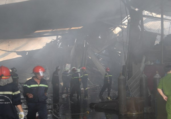 Cận cảnh 1.600m2 nhà xưởng bị thiêu rụi trong biển lửa ảnh 3