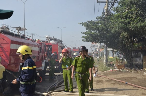 Cận cảnh 1.600m2 nhà xưởng bị thiêu rụi trong biển lửa ảnh 1