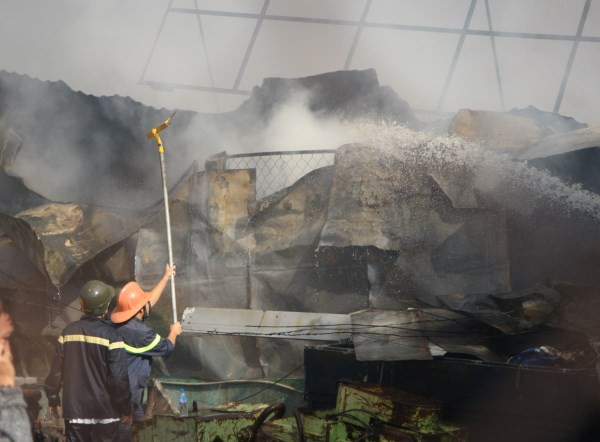 Cận cảnh 1.600m2 nhà xưởng bị thiêu rụi trong biển lửa ảnh 8