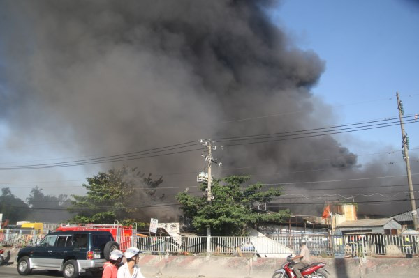 Cận cảnh 1.600m2 nhà xưởng bị thiêu rụi trong biển lửa ảnh 5