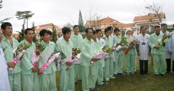 Niềm vui ngày xuất viện của các nạn nhân vụ sập hầm ảnh 15