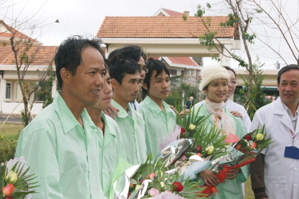 Niềm vui ngày xuất viện của các nạn nhân vụ sập hầm ảnh 6