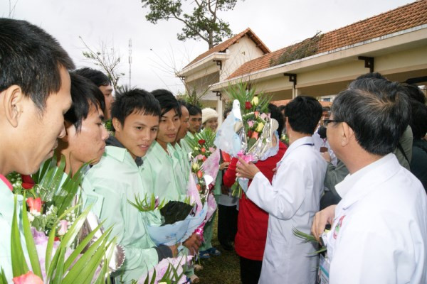 Niềm vui ngày xuất viện của các nạn nhân vụ sập hầm ảnh 5