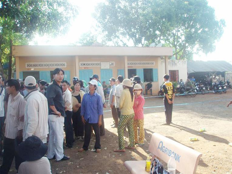 Người dân xúm đông trước sân UBND xã Bom Bo chờ thông tin khám nghiệm tử thi - Ảnh: P.V