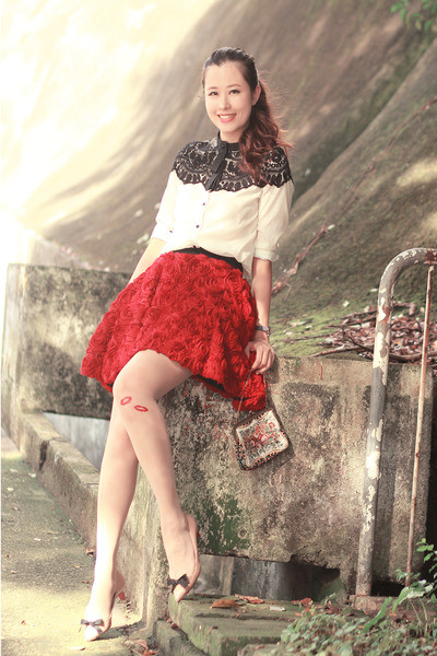 Mix váy ngắn cùng với tất cao quá đầu gối sẽ đem lại cho bạn vẻ dễ thương mà vẫn rất cá tính. Vẻ đẹp dịu dàng và dễ thương của chân váy xòe kết hợp với vẻ đẹp thanh lịch của áo sơ mi tạo nên một phong cách cực hoàn hảo. Váy ngắn + áo pull = một phong cách đậm chất teen Thêm áo khoác nhẹ nhàng cho ngày trở gió Áo sơ mi diện trong áo len hoặc áo pull mix cùng chân váy sẽ đem lại cho bạn vẻ trẻ trung thanh lịch.