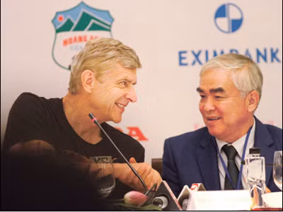 Ông Lê Hùng Dũng (phải) là một trong hai ứng viên cho vị trí chủ tịch VFF khoá 7. ảnh: VSI