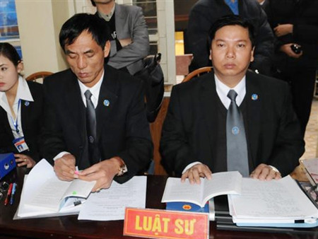 Luật sư Phạm Văn Huỳnh (phải) tại phiên tòa xét xử Lê Văn Luyện. Ảnh: Tuấn Nguyễn