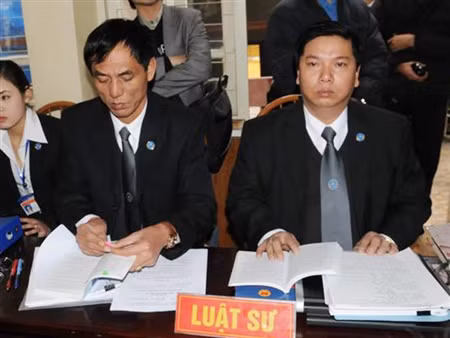 Luật sư Phạm Văn Huỳnh (phải) tại phiên tòa xét xử Lê Văn Luyện. Ảnh: Tuấn Nguyễn