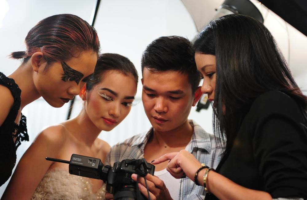 Cô và Trúc Diễm xem lại ảnh đã chụp