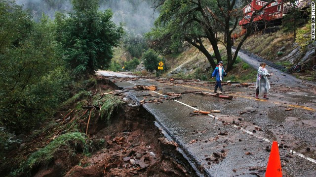Các đoạn đường ở vùng núi cũng bị hư hỏng nặng nề, tình trạng sạt lở đất đe dọa cuộc sống người dân. Các đoạn đường ở vùng núi cũng bị hư hỏng nặng nề, tình trạng sạt lở đất đe dọa cuộc sống người dân