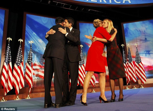 Vợ chồng ứng viên phó tổng thống Đảng Cộng hòa Paul Ryan ôm động viên ông Romney 