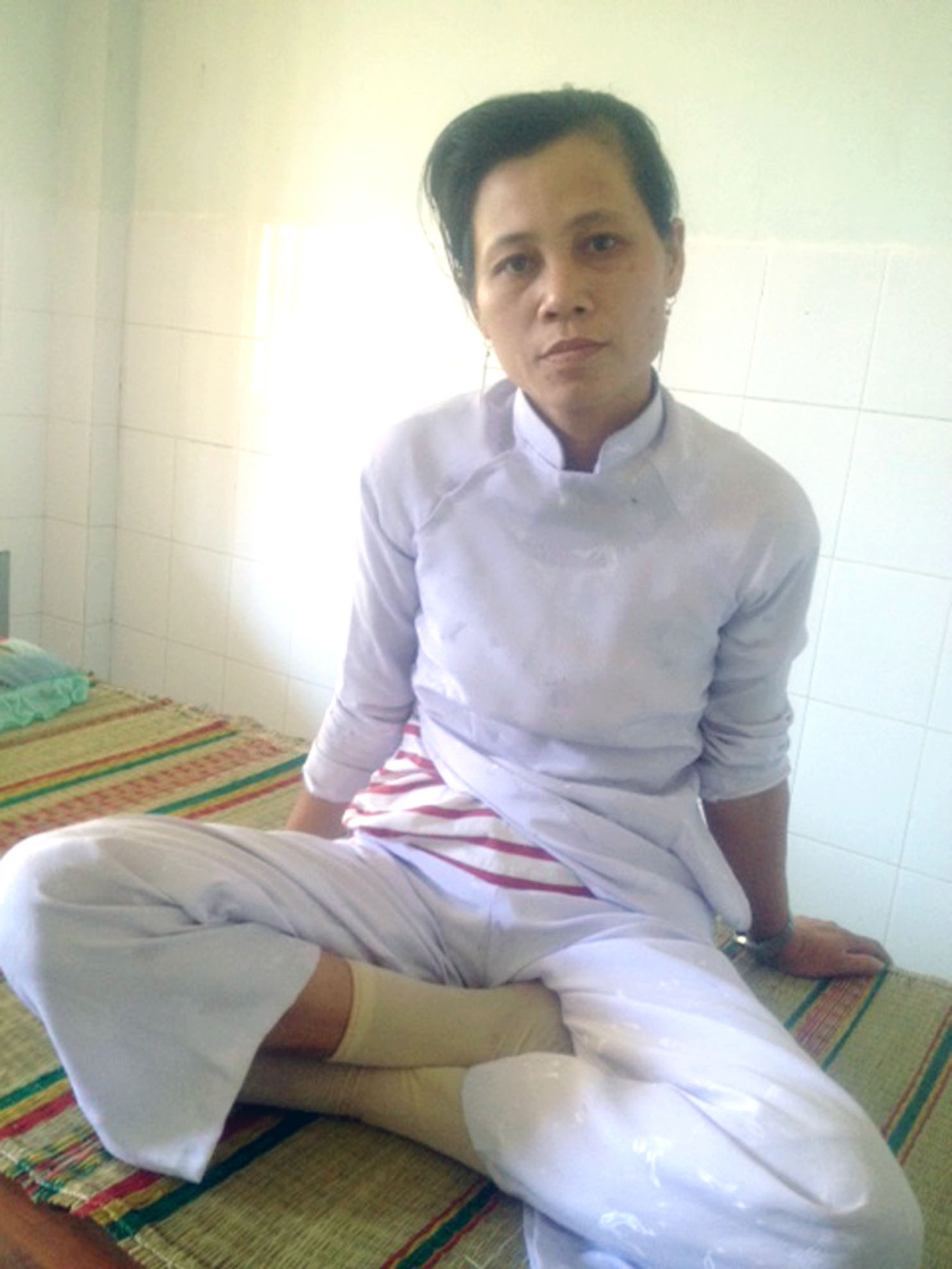 Chị Hoa đang điều trị tại bệnh viện tâm thần. Ảnh: Việt Hương 