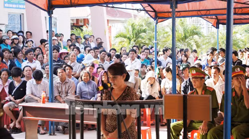 Toàn cản phiên tòa xử bảo mẫu "tắm trẻ bằng chân". Ảnh: Song Nguyễn Bị cáo Trần Thị Phụng trong phiên tòa
