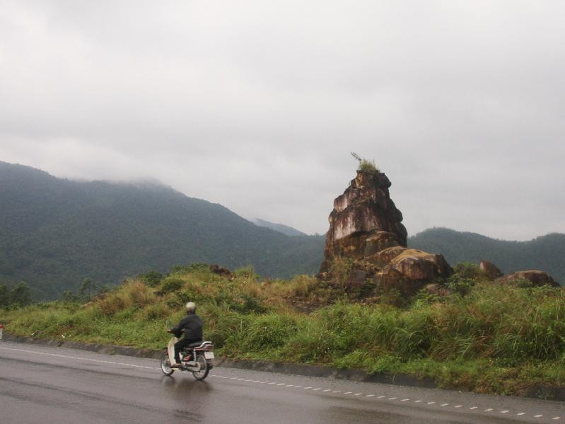 Ngọn núi đá mồ côi hình tháp Chàm Ảnh: Trần Tuấn Ngọn núi đá mồ côi hình tháp Chàm
