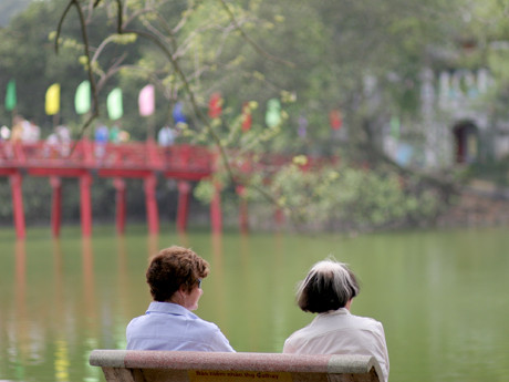 Du khách nước ngồi chiễm ngưỡng vẻ đẹp của hồ Gươm