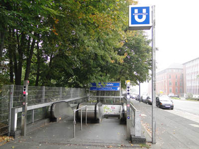 Một cửa lên xuống ga tàu điện ngầm. Một cửa lên xuống ga tàu điện ngầm