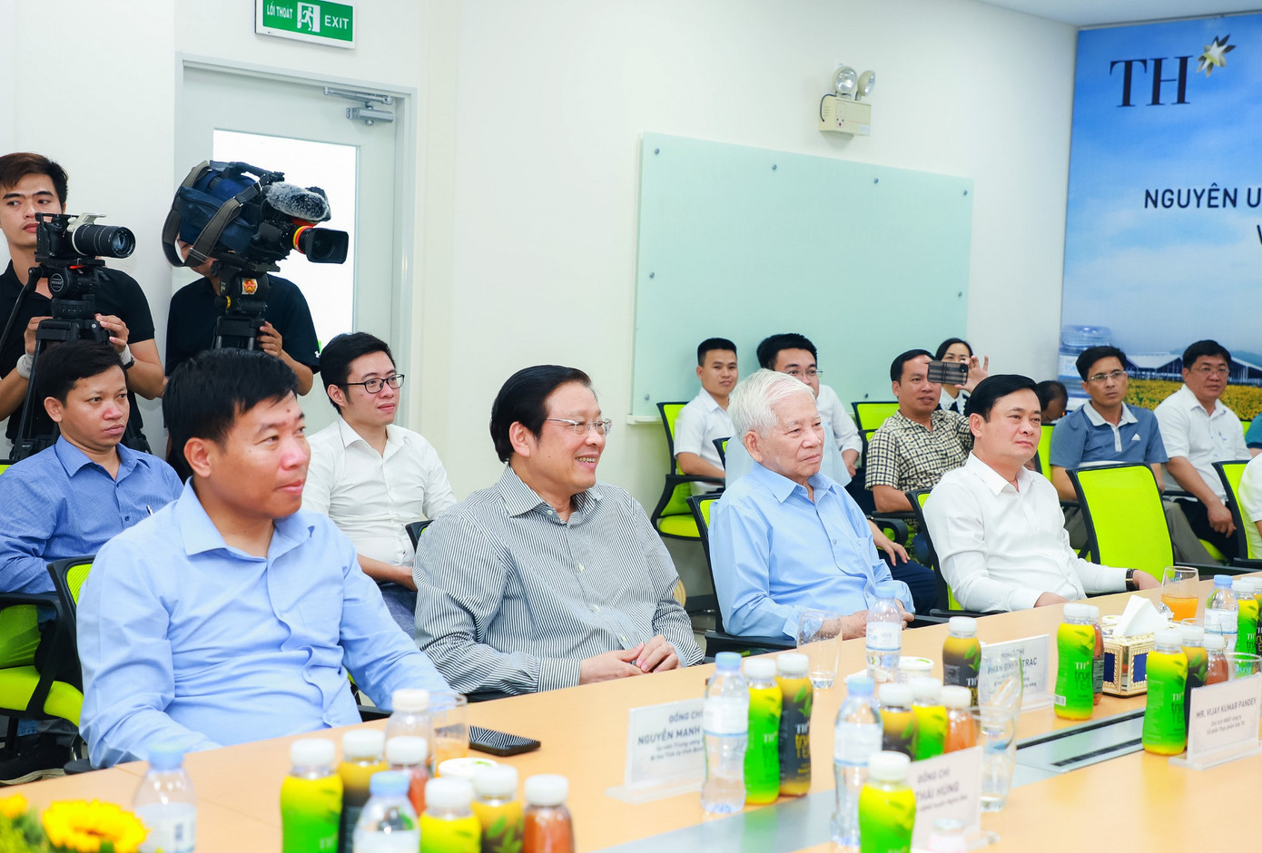 “Lần thứ nhất về đây, tôi ngạc nhiên nhưng mà tin tưởng. Lần thứ 2 tôi lên đây, tôi cũng ngạc nhiên nhưng mà khâm phục. Còn qua lần thứ 3 này thì tôi lại khâm phục và tự hào” - nguyên Chủ tịch nước Nguyễn Minh Triết. “Lần thứ nhất về đây, tôi ngạc nhiên nhưng mà tin tưởng. Lần thứ 2 tôi lên đây, tôi cũng ngạc nhiên nhưng mà khâm phục. Còn qua lần thứ 3 này thì tôi lại khâm phục và tự hào” - nguyên Chủ tịch nước Nguyễn Minh Triết.