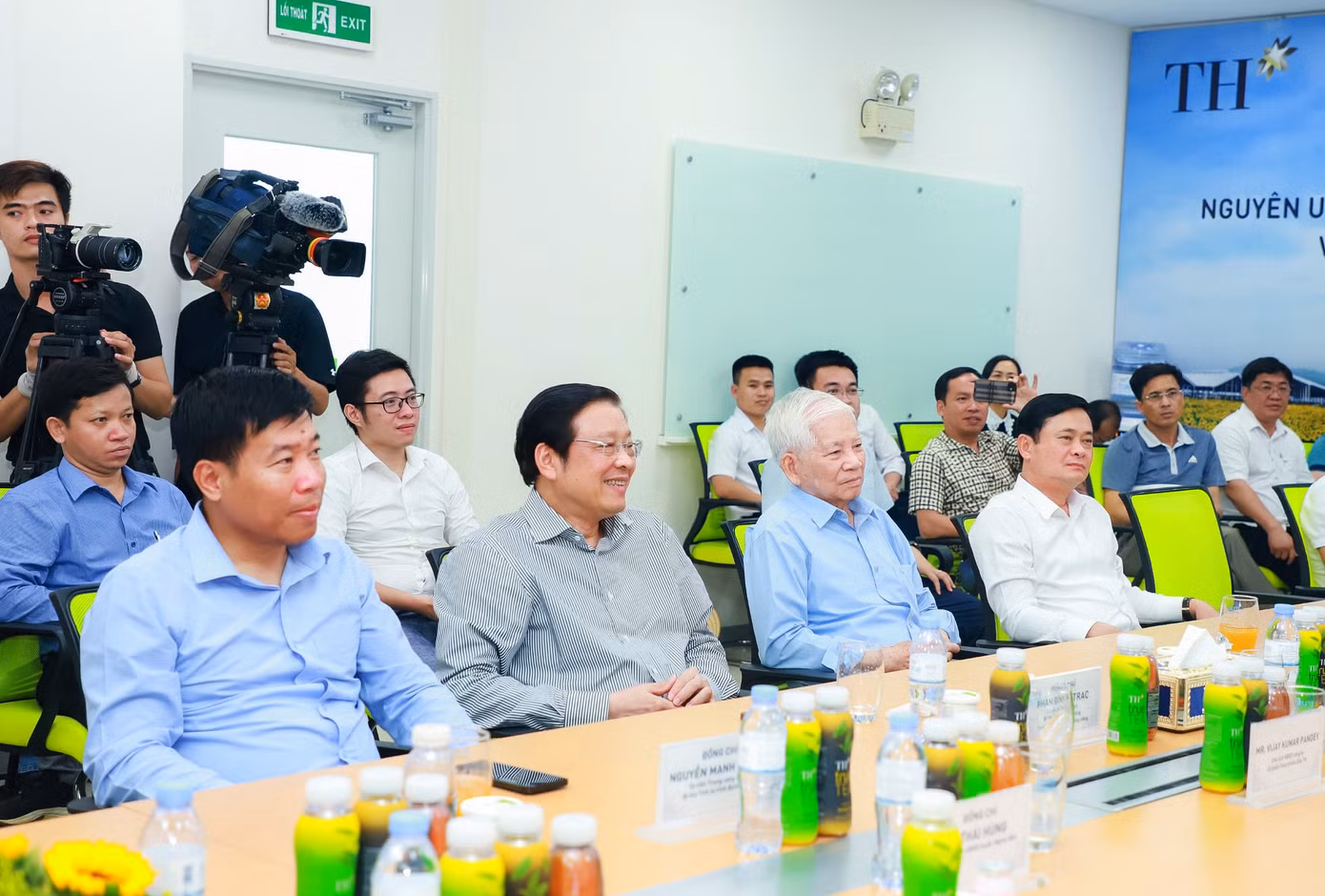 “Lần thứ nhất về đây, tôi ngạc nhiên nhưng mà tin tưởng. Lần thứ 2 tôi lên đây, tôi cũng ngạc nhiên nhưng mà khâm phục. Còn qua lần thứ 3 này thì tôi lại khâm phục và tự hào” - nguyên Chủ tịch nước Nguyễn Minh Triết.