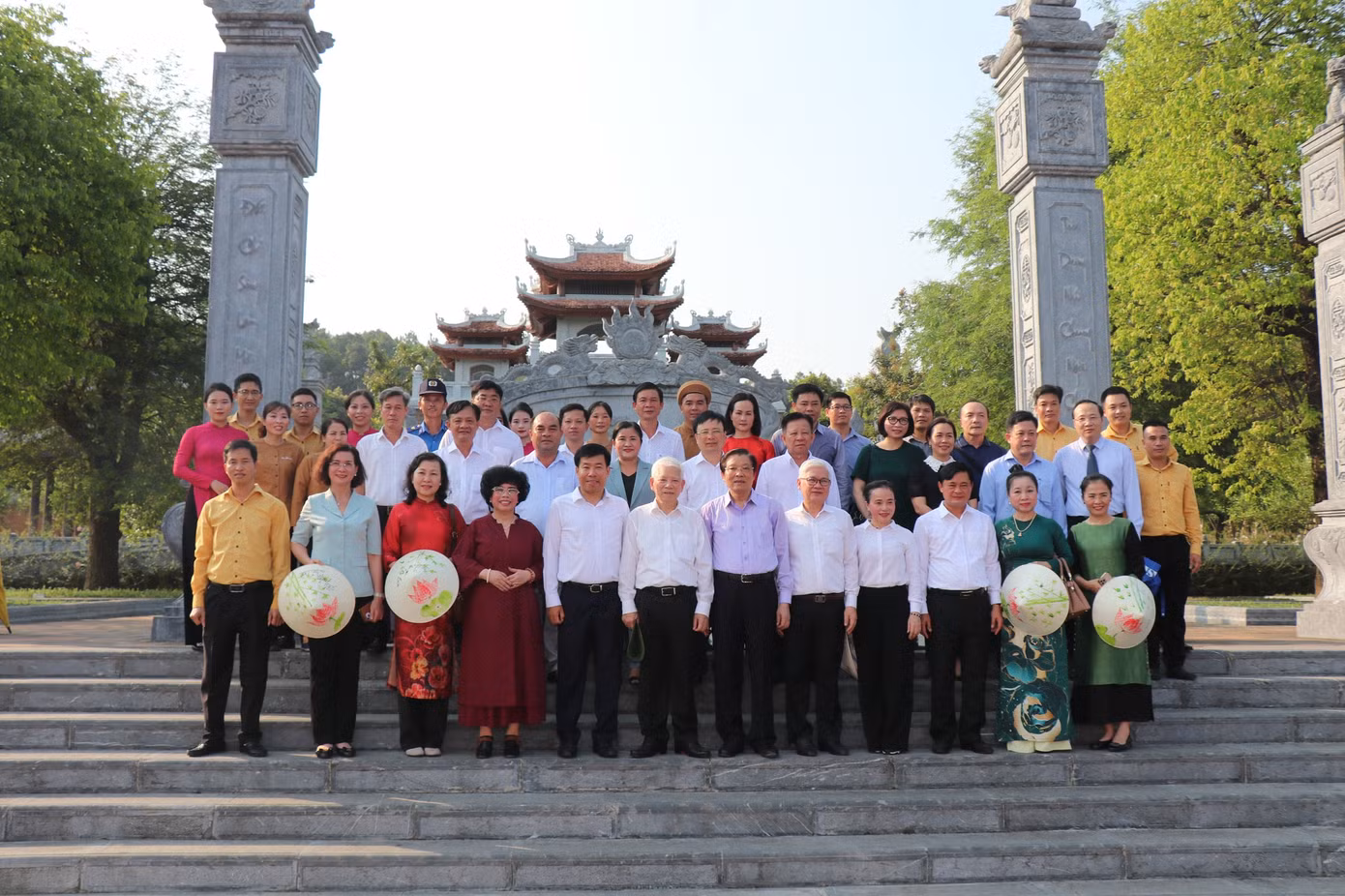 Nguyên Ủy viên Bộ Chính trị, nguyên Chủ tịch nước Nguyễn Minh Triết và đồng chí Phan Đình Trạc - Ủy viên Bộ Chính trị, Bí thư Trung ương Đảng, Trưởng ban Nội chính Trung ương cùng đoàn công tác đến thăm đền Chung Sơn.