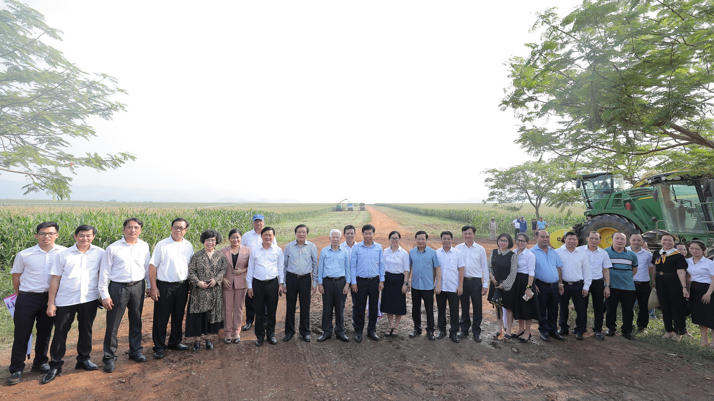 Đoàn công tác thăm những cánh đồng nguyên liệu ứng dụng công nghệ hiện đại của Cụm trang trại bò sữa TH. Đoàn công tác thăm những cánh đồng nguyên liệu ứng dụng công nghệ hiện đại của Cụm trang trại bò sữa TH.