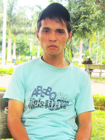 Gương mặt khắc khổ của Thức đầy nỗi buồn lo. Ảnh: T.V . Gương mặt khắc khổ của Thức đầy nỗi buồn lo. Ảnh: T.V