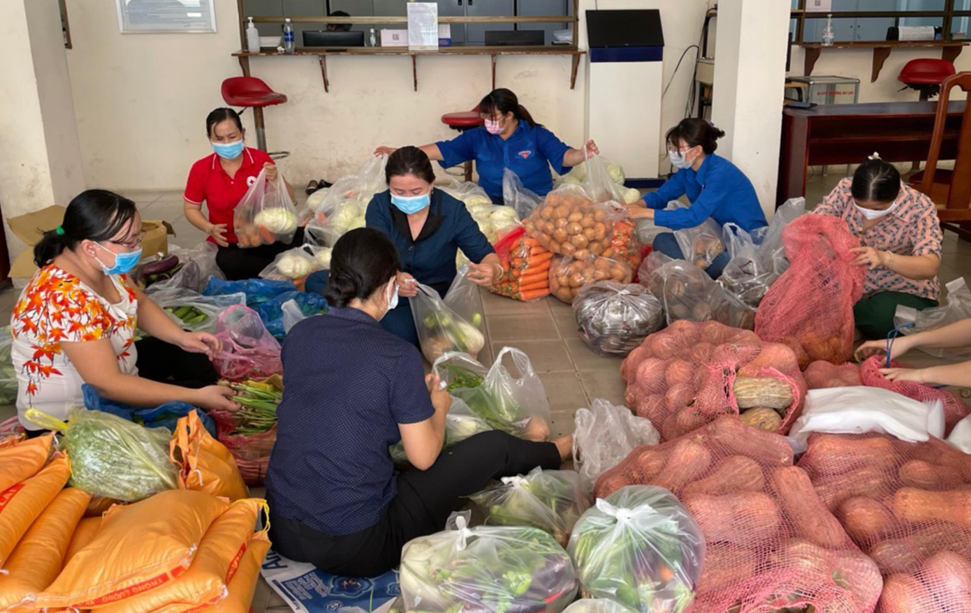 Người dân chuẩn bị những phần quà để gửi tặng người ở khu vực phong tỏa tại TPHCM