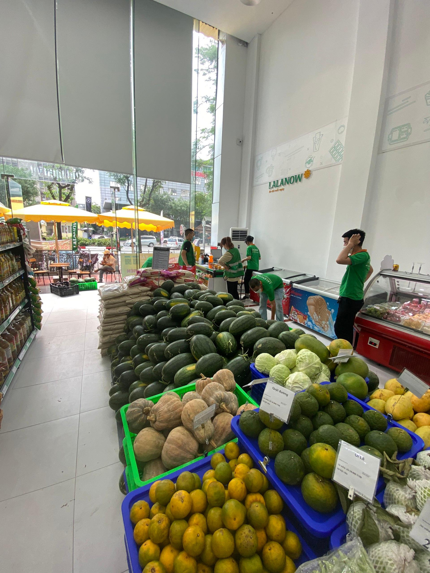 Trong dịp này, một số cửa hàng, siêu thị trên địa bàn thủ đô cũng tăng cường nhập nhiều loại nông sản để chung tay với người dân Bắc Giang vượt qua đại dịch COVID-19. Trong dịp này, một số cửa hàng, siêu thị trên địa bàn thủ đô cũng tăng cường nhập nhiều loại nông sản để chung tay với người dân Bắc Giang vượt qua đại dịch COVID-19.