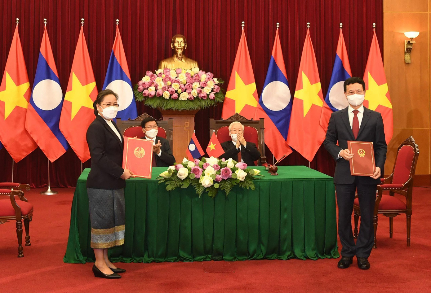 Tổng Bí thư Nguyễn Phú Trọng và Tổng Bí thư, Chủ tịch nước Lào Thongloun Sisoulith chứng kiến lễ ký các văn kiện hợp tác. (Ảnh: Như Ý) Tổng Bí thư Nguyễn Phú Trọng và Tổng Bí thư, Chủ tịch nước Lào Thongloun Sisoulith chứng kiến lễ ký các văn kiện hợp tác. (Ảnh: Như Ý)