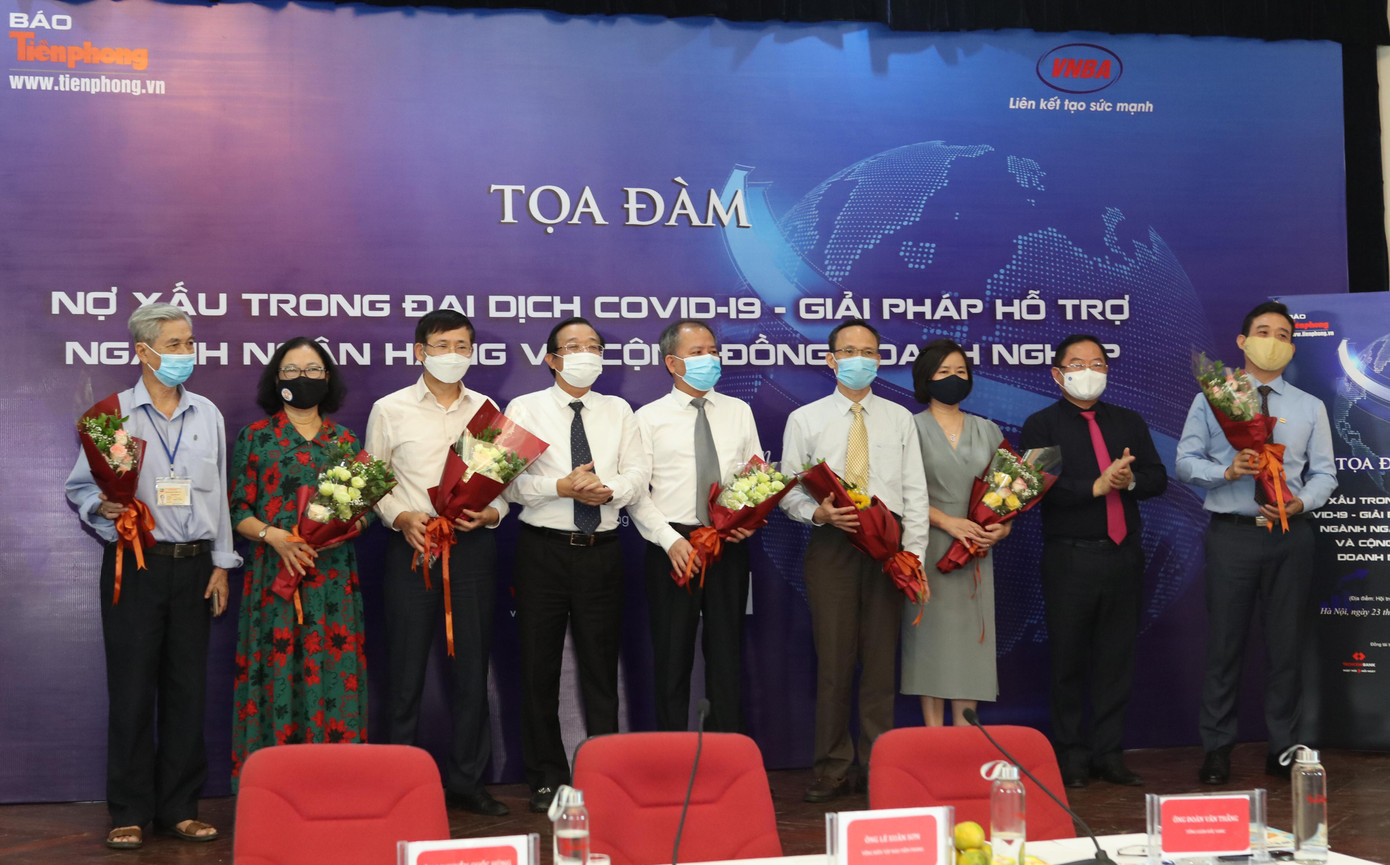 Ban tổ chức và các đại biểu dự tọa đàm chụp ảnh lưu niệm Ban tổ chức và các đại biểu dự tọa đàm chụp ảnh lưu niệm