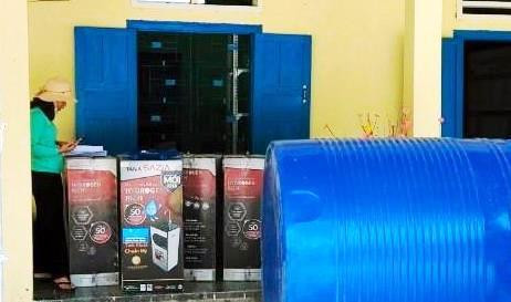 Bộ phận Kỹ thuật chuẩn bị tiến hành lắp đặt bồn chứa nước tại điểm trường ở Sơn Tây, Quảng Ngãi Bộ phận Kỹ thuật chuẩn bị tiến hành lắp đặt bồn chứa nước tại điểm trường ở Sơn Tây, Quảng Ngãi