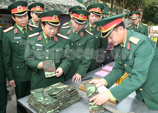 Thượng tướng Đỗ Bá Tỵ kiểm tra mô hình, học cụ và đồ dùng phục vụ huấn luyện