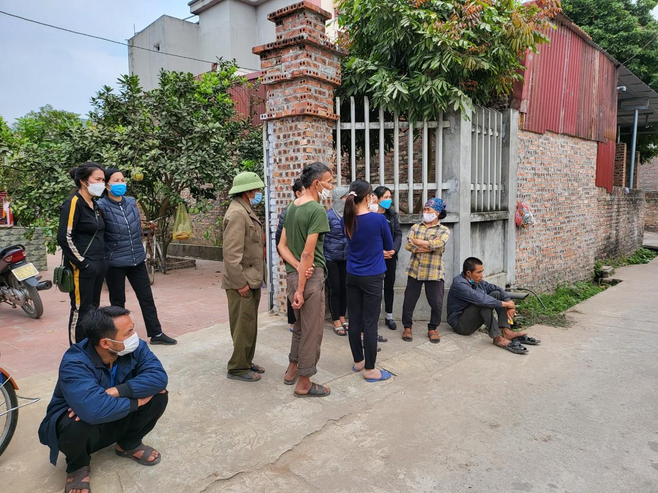 Hàng xóm và người thân đến hiện trường vụ án