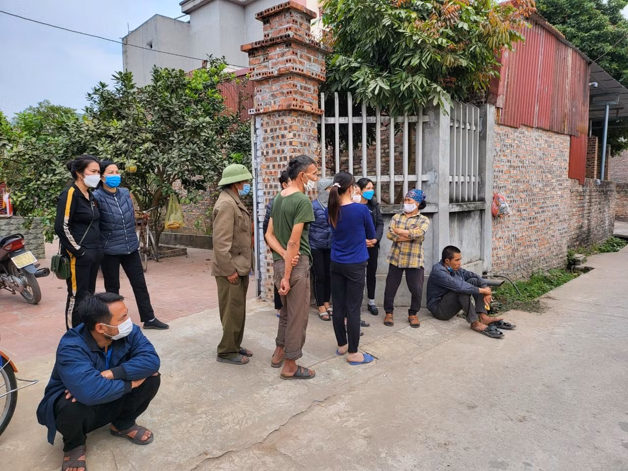 Hàng xóm và người thân đến hiện trường vụ án
