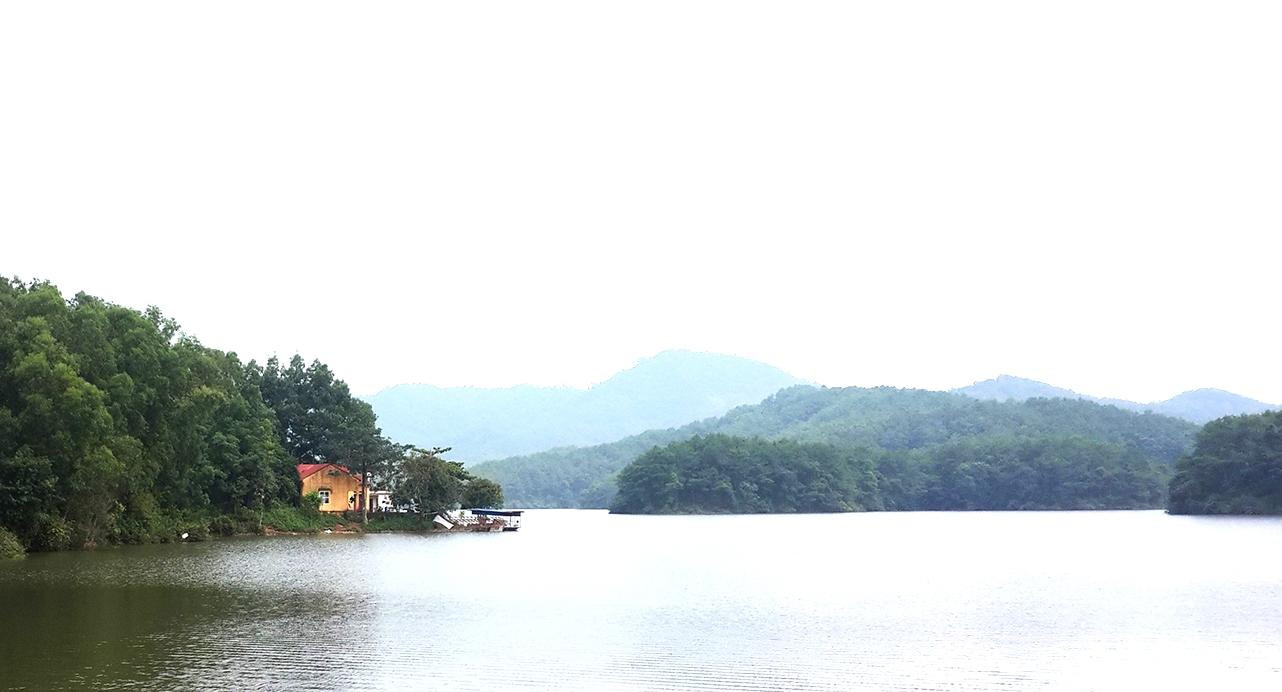 Một góc hồ Khuôn Thần Một góc hồ Khuôn Thần