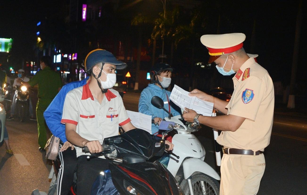 Kiểm soát người dân ra đường vào ban đêm tại Bắc Ninh Kiểm soát người dân ra đường vào ban đêm tại Bắc Ninh