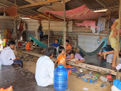 Những người miền Tây khi bỏ xứ đi làm công nhân là kéo theo cả gia đình. Ảnh: Lê Tuyết 