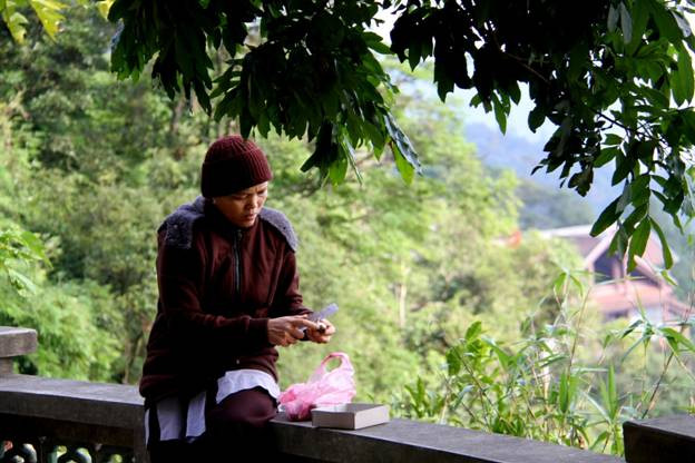 Một nhà sư nữ chuẩn bị bữa chiều với dáng vẻ thanh thản, điềm nhiên