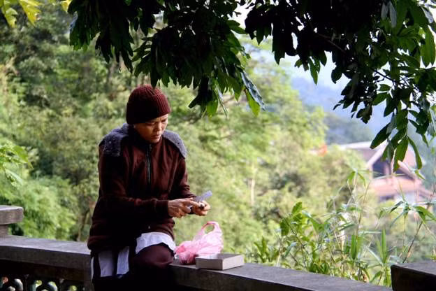 Một nhà sư nữ chuẩn bị bữa chiều với dáng vẻ thanh thản, điềm nhiên