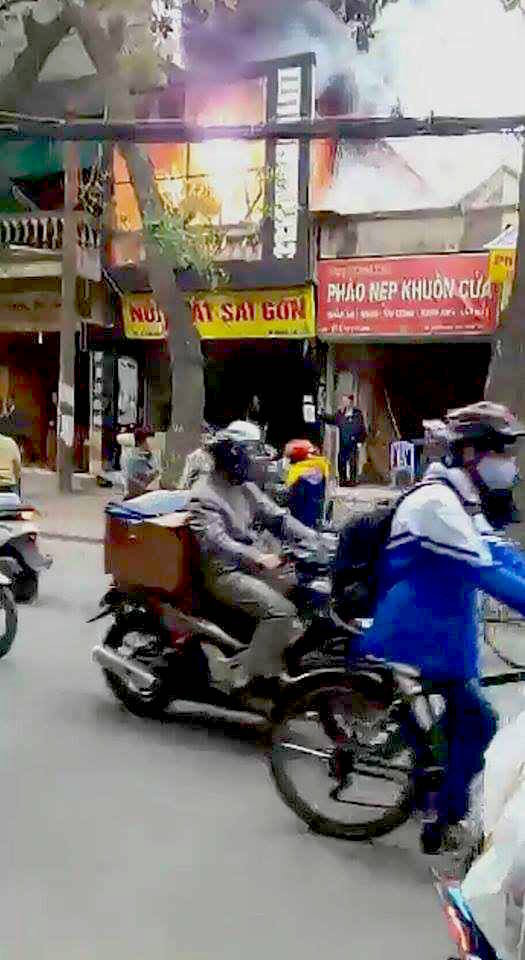 Cháy lớn thiêu rụi cửa hàng đồ gỗ trên đường Đê La Thành ảnh 2