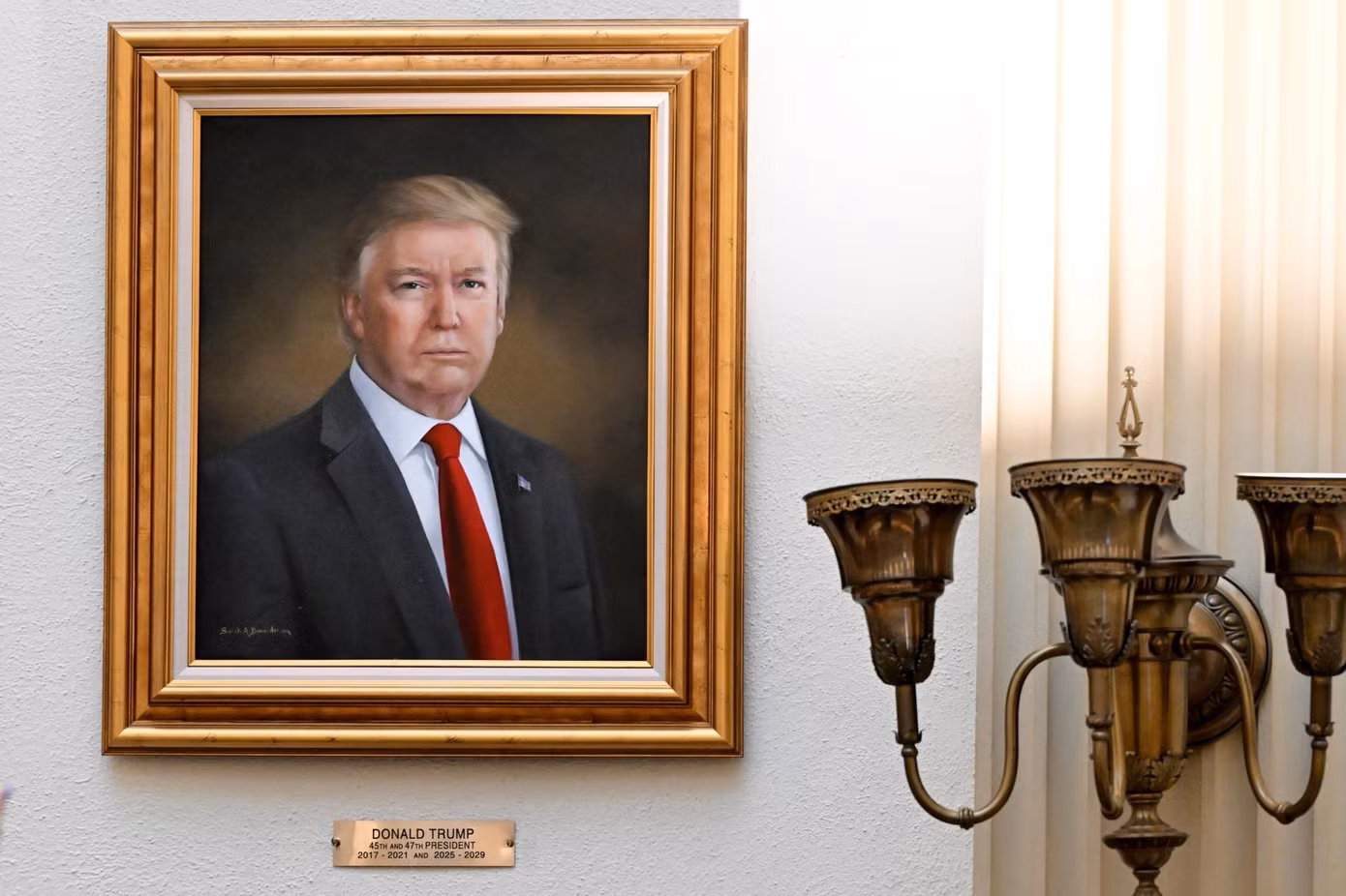 Ông Trump không thích bức tranh chân dung do bà Boardman vẽ. Ảnh: Getty Images. Ông Trump không thích bức tranh chân dung do bà Boardman vẽ. Ảnh: Getty Images.