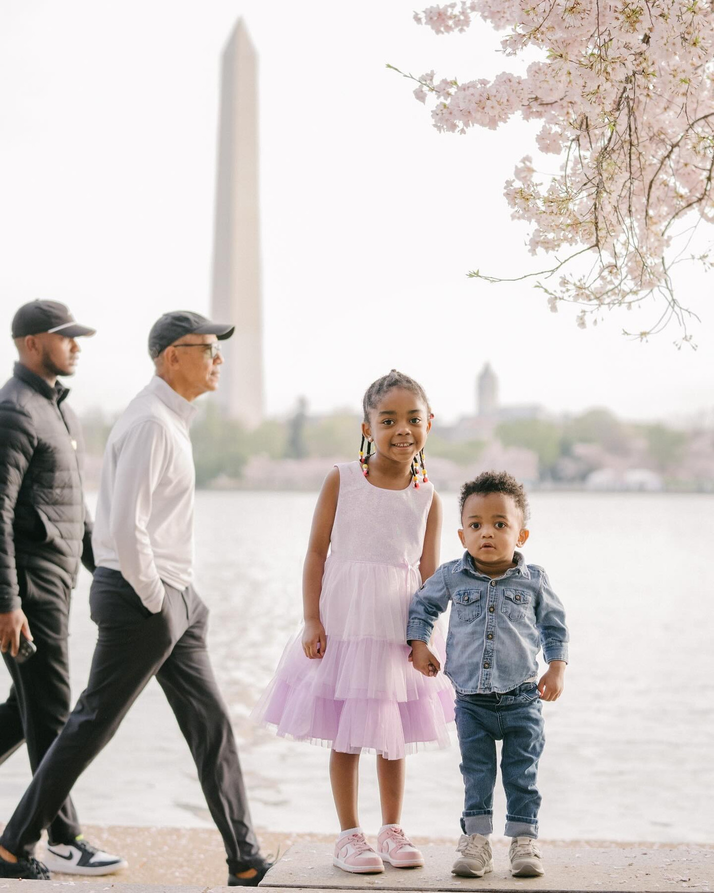 Ông Obama đi dạo ngang qua nơi gia đình Moore chụp ảnh và lọt vào khung hình. Ảnh: IG. Ông Obama đi dạo ngang qua nơi gia đình Moore chụp ảnh và lọt vào khung hình. Ảnh: IG.