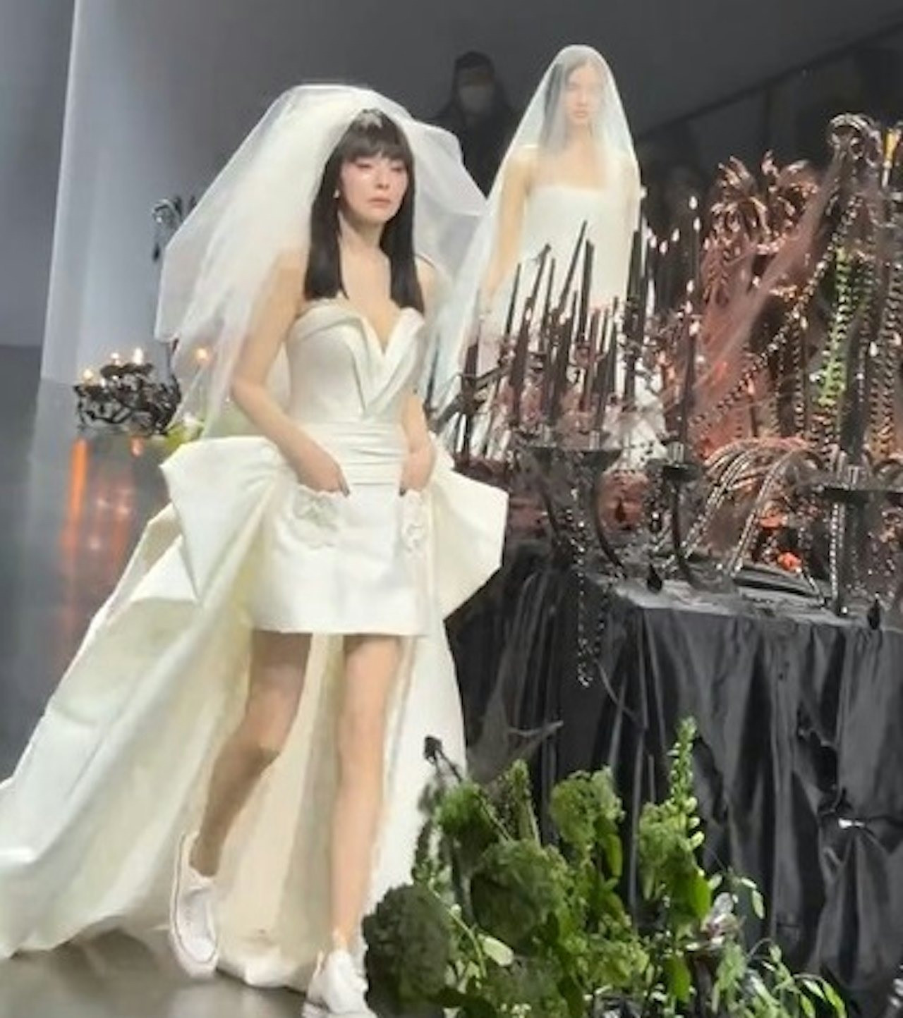 Ảnh kém chất lượng cũng khó dìm được sắc vóc của dì Tuyết.