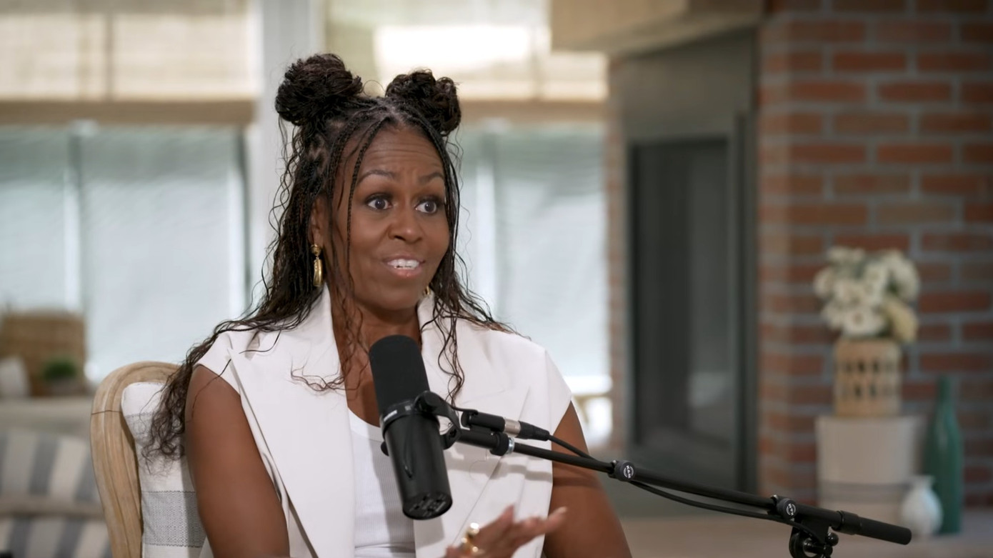 Bà Obama thường nhắc đến chồng khi thảo luận về các chủ đề trên podcast. Ảnh: IMO. Bà Obama thường nhắc đến chồng khi thảo luận về các chủ đề trên podcast. Ảnh: IMO.