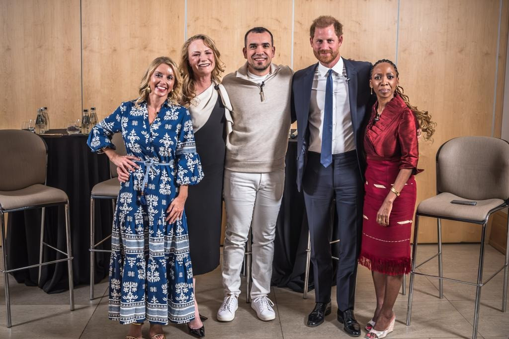 Harry và bà Chandauka (váy đỏ) đang mâu thuẫn sâu sắc liên quan đến tổ chức từ thiện Sentebale. Ảnh: Getty Images.