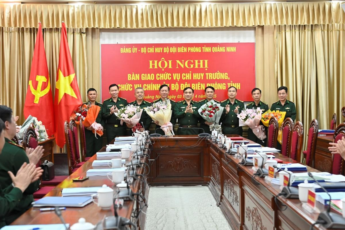 Các đại biểu tặng hoa chúc mừng các đồng chí bàn giao và nhận bàn giao nhiệm vụ. Ảnh: Biên phòng. Các đại biểu tặng hoa chúc mừng các đồng chí bàn giao và nhận bàn giao nhiệm vụ. Ảnh: Biên phòng.