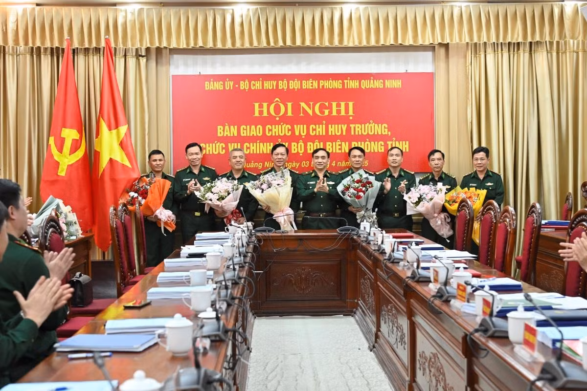 Các đại biểu tặng hoa chúc mừng các đồng chí bàn giao và nhận bàn giao nhiệm vụ. Ảnh: Biên phòng.