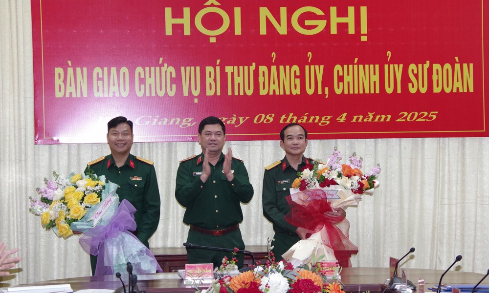 Trung tướng Nguyễn Hồng Thái tặng hoa chúc mừng Đại tá Hứa Chiến Thắng (bên trái) và Đại tá Nguyễn Công Khuê (bên phải). Ảnh: Báo Bắc Giang. Trung tướng Nguyễn Hồng Thái tặng hoa chúc mừng Đại tá Hứa Chiến Thắng (bên trái) và Đại tá Nguyễn Công Khuê (bên phải). Ảnh: Báo Bắc Giang.