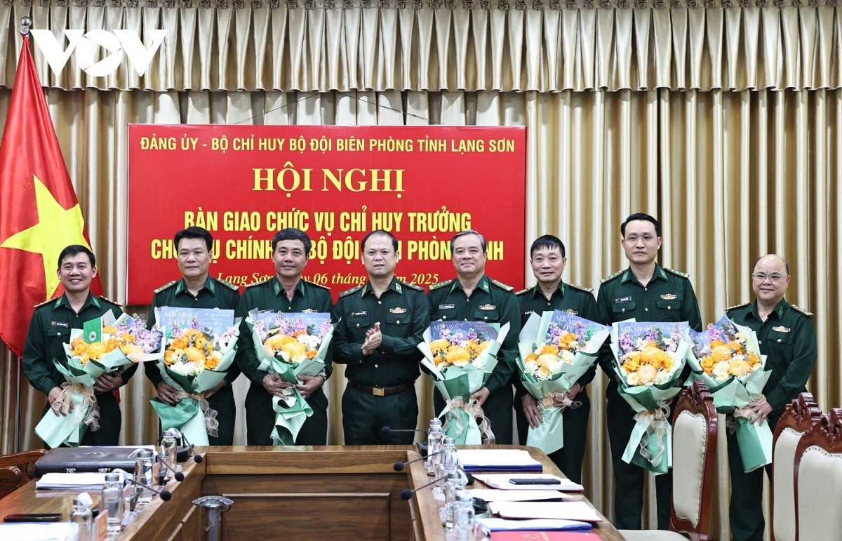 Trung tướng Nguyễn Anh Tuấn, Bí thư Đảng ủy, Chính ủy Bộ đội Biên phòng, tặng hoa chúc mừng các sĩ quan biên phòng.