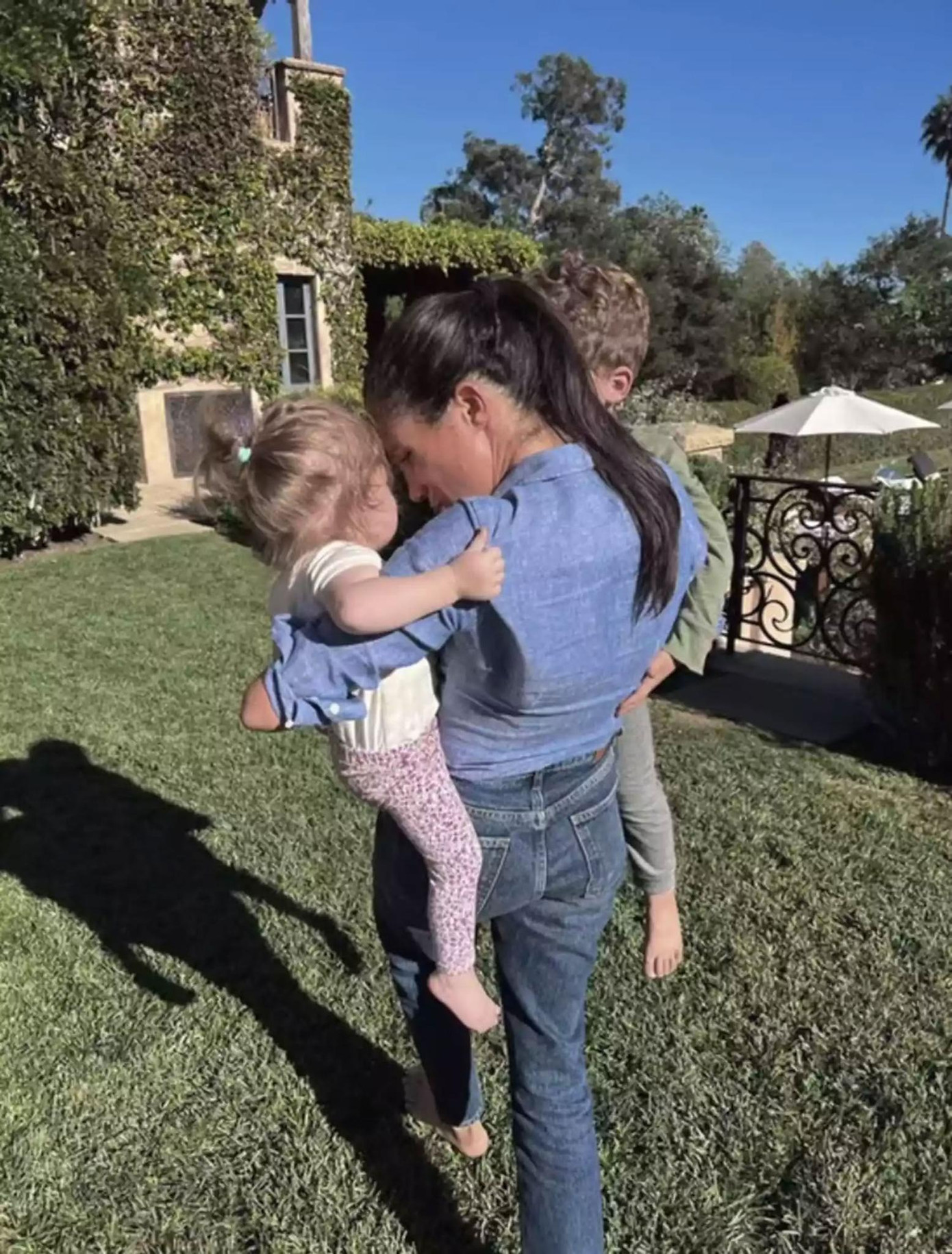 Sau khi lập tài khoản Instagram riêng, Meghan thường chia sẻ ảnh vui đùa cùng các con. Ảnh: IG. Sau khi lập tài khoản Instagram riêng, Meghan thường chia sẻ ảnh vui đùa cùng các con. Ảnh: IG.