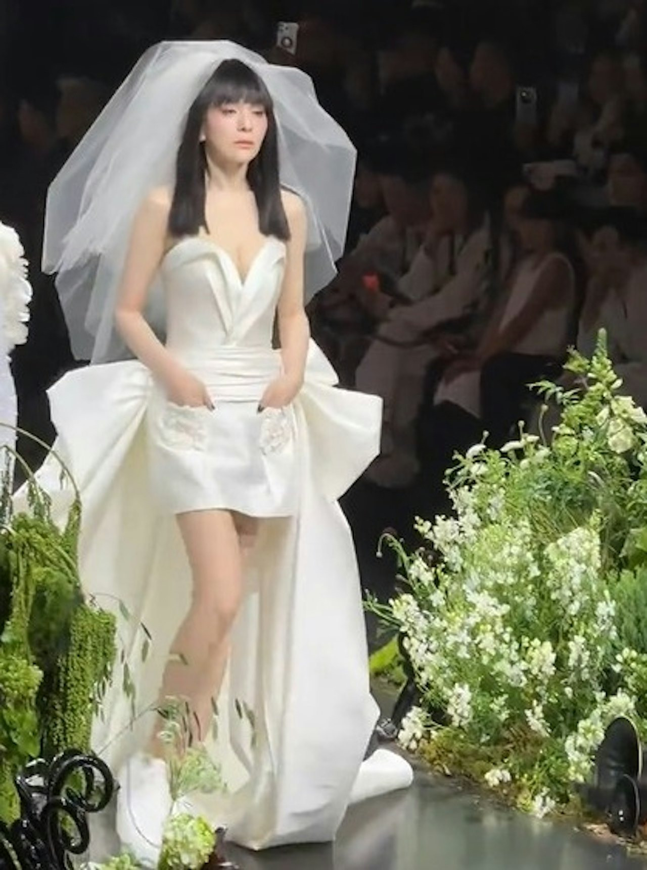 Ảnh kém chất lượng cũng khó dìm được sắc vóc của dì Tuyết.